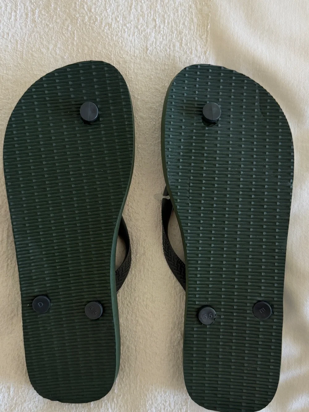 Havaianas Top Aloha Thongs in green olive